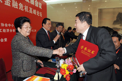 人大常委會(huì)副委員長(zhǎng)，全國婦聯(lián)主席：顧秀蓮為我司董事長(zhǎng)、總經(jīng)理：黃毅頒獎(jiǎng)